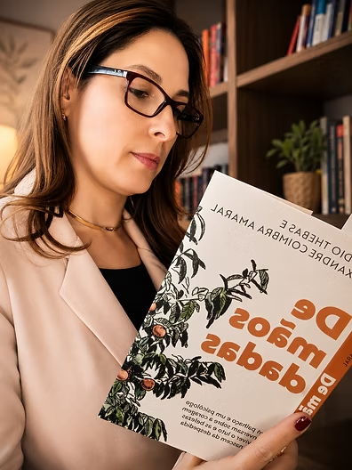 Ana Nunes lendo um livro na clínica